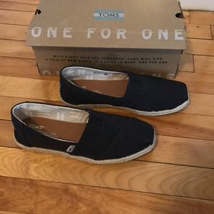 🔹BRAND NEW TOMS NEVER WORN🔹
